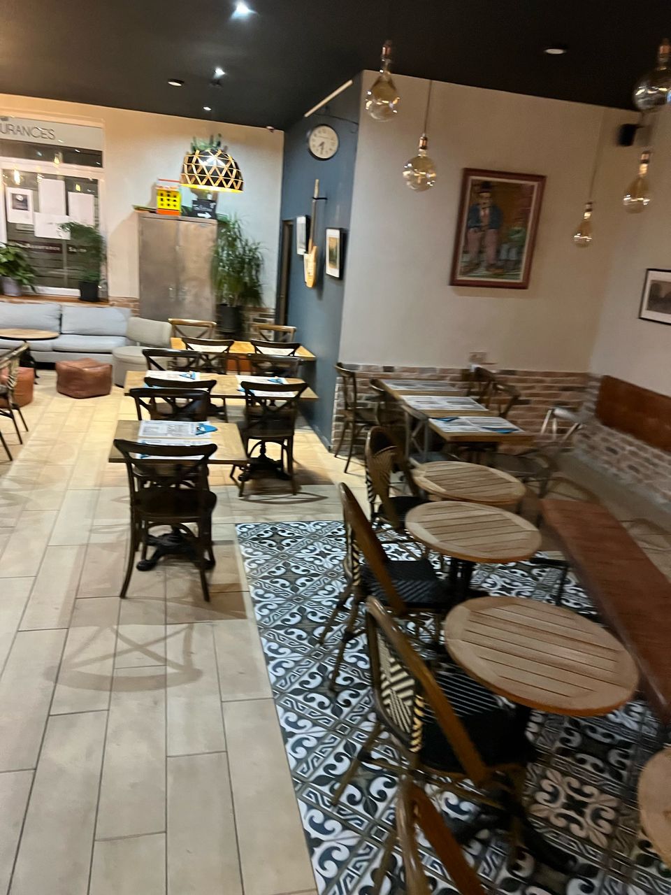 L’entrée, ses carreaux de ciment et ses tables de bistrot
